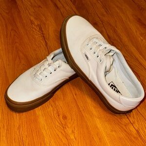 Unisex low top Vans Color: White Gum sole